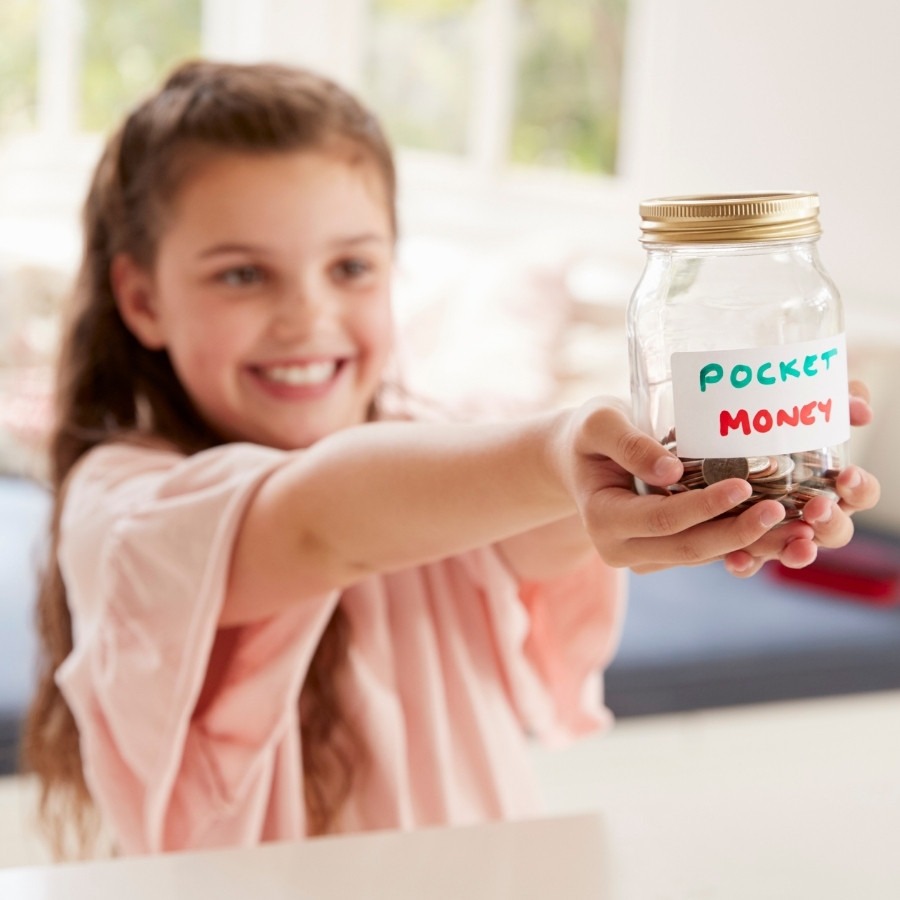 Kind mit Spardose freut sich