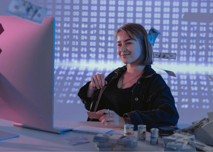 Eine Frau, die einen Onlinekurs betreffend ihre Finanzen macht und dadurch eigenständig investieren lernt